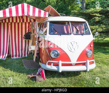 GROSSE POINTE SHORES, Michigan/USA - 19. Juni 2016: Eine 1960 Volkswagen Transporter (aka Minibus) Westfalia van bei EyesOn Design-Auto-Show. Stockfoto