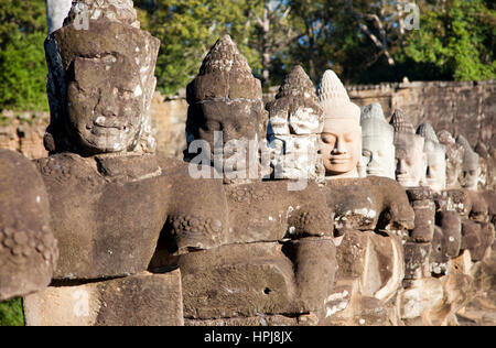 Steinfiguren mit großen Köpfen Line Brücke Zufahrt zum tatsächlichen Bayon Tempel - Siem Reap - Kambodscha Stockfoto