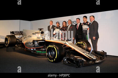 (links-rechts) Sahara Force India F1 Team Technical Director Andrew Green, Fahrer Sergio Perez, Sky Sport-Moderatorin Natalie Pinkham, Sahara Force India F1 Team Besitzer Dr. Vijay Mallya, Sky Sports Kommentator David Croft, Fahrer Esteban Ocon und Sahara Force India F1 Chief Operating Officer Otmar Szafnauer und der Sahara Force India F1 VJM10. Sahara Force India F1 VJM10 Start, Mittwoch, 22. Februar 2017. Silverstone, England. Stockfoto