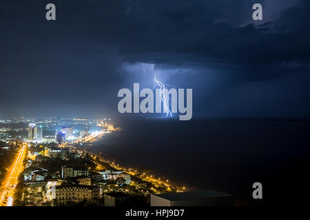 Nachtaufnahmen von Maputo Stadt während eines Sturms, Mosambik Stockfoto