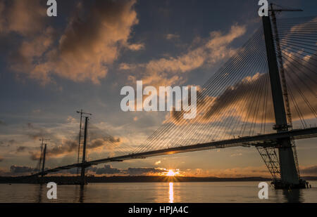 Sunset View mit Sonne im Wasser über Queensferry Kreuzung im Bau wider, Erhabene, Schottland, Großbritannien, von Fife Seite des Forth Estuary Stockfoto