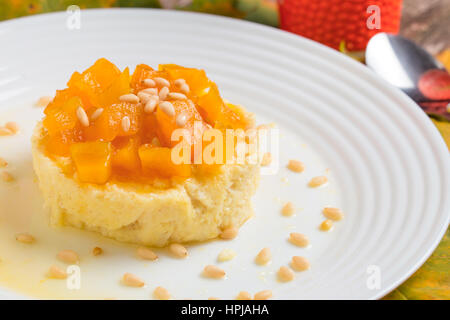 Köstliche Hirsebrei mit frischen Kürbis Stockfoto