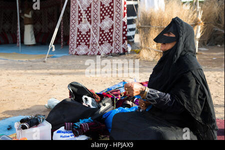 Muscat, Oman, 4. Februar 2017: Omanya Herstellung von Garn aus Wolle Stockfoto