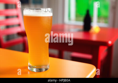 Craft pale Ale Bierglas in Hipster-Kneipe. Bunte Hintergründe und Kopie Raum. Geringe Schärfentiefe Stockfoto