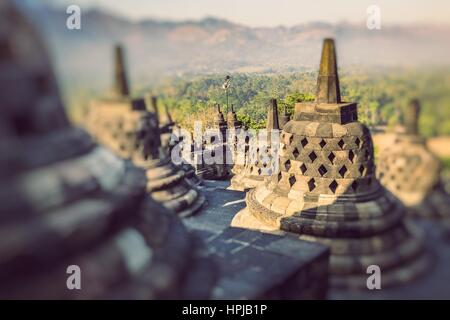 Buddhistische Tempel Borobudur auf Sonnenuntergang Hintergrund. Yogyakarta. Java, Indonesien Stockfoto