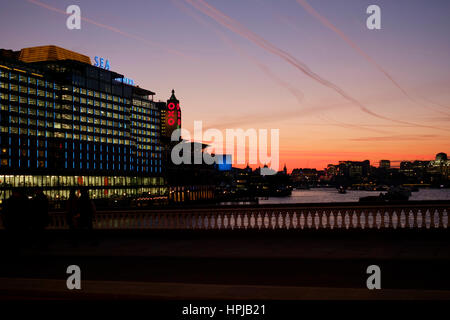 Blick auf den Fluss Themse London Sonnenuntergang von der Blackfriars Bridge mit Containern Seehaus und Oxo Tower Stockfoto