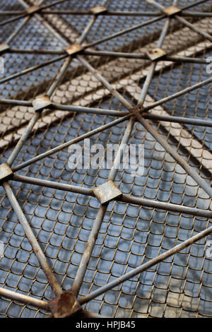 Rostigen alten städtischen Metall Lettice Zaun Hintergrund Stockfoto