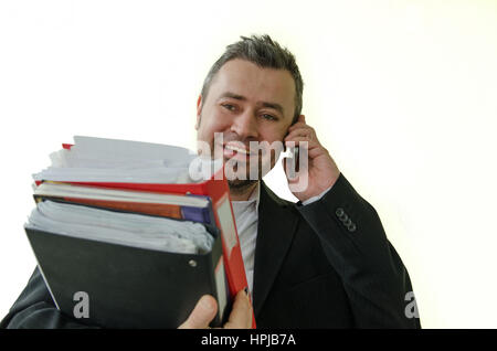 lächelnd Geschäftsfrau mit Ordnern in der hand, sprechen auf dem Handy Stockfoto