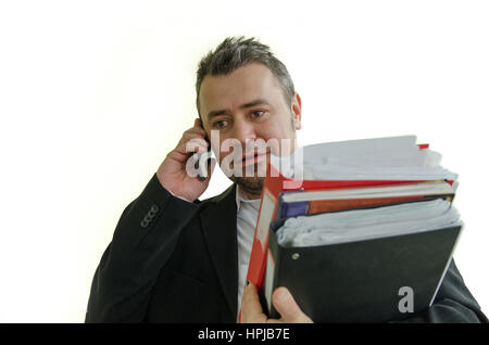 lächelnd Geschäftsfrau mit Ordnern in der hand, sprechen auf dem Handy Stockfoto