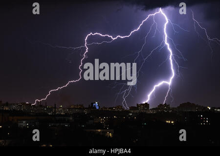 Gewitter mit riesigen Blitz über Nacht Stadt. Belarus, Minsk. Mai 2016 Stockfoto