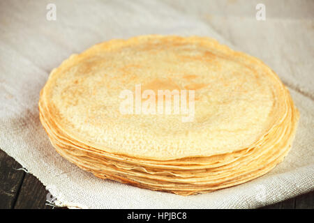 Dünne goldene Crêpes Pfannkuchen auf Leinen Handtuch. Leckeres Frühstück. Stockfoto