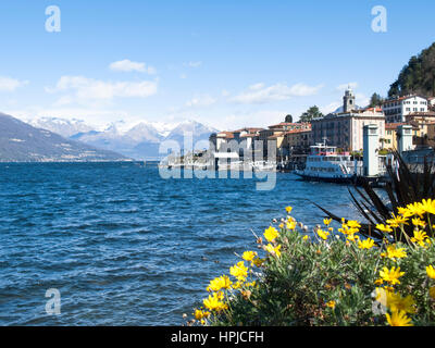 Bellagio der Comer See, Italien - 1. April 2015: Dock von Bellagio mit historischen Häusern des 19. Jahrhunderts. Der schöne Tag ist durch den Wind aus den n Stockfoto