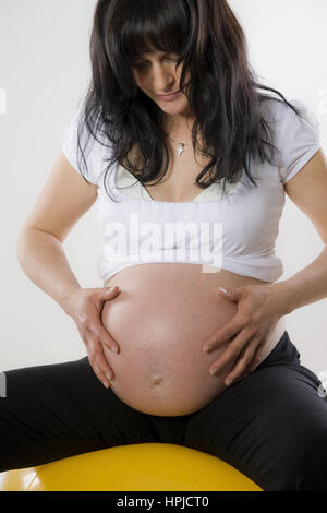 Model freigegeben, Schwangere Frau Sitzt bin Gymnastikball - schwangere Frau auf einem Gymnastikball Stockfoto