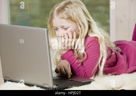 Model Release, näher, 8, Mit Laptop bin Fussboden - Mädchen mit laptop Stockfoto