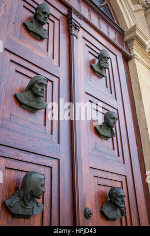 Haupteingang der Marienkirche im Hauptmarkt, Krakau, Polen. Stockfoto