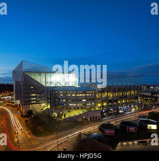 Abenddämmerung Blick auf St James' Park Fußballstadion in Newcastle Upon Tyne, Tyne and Wear, England, Vereinigtes Königreich, Europa Stockfoto