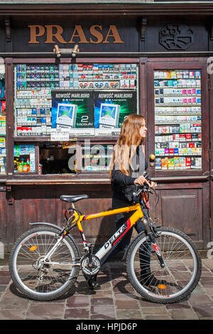 Kiosk des Tabaks in Wszystkich Swietych Platz, Krakau, Polen. Stockfoto