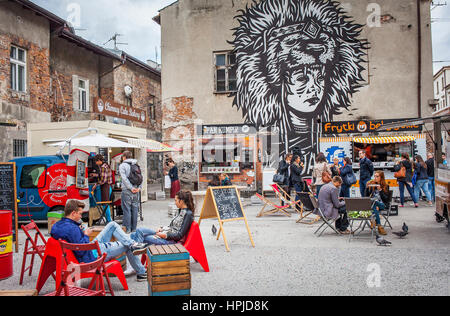 Skwer Juda, jeden Tag, Treffen der Imbisswagen vor Juda Artwork von Pil Peled, diesem Wawrzynca 16, Stadtteil Kazimierz, Krakau, Polen. Stockfoto