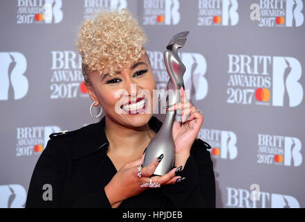 Emeli Sande mit ihren Award für Best British Female Solo Artist in den Presseraum bei den Brit Awards in der O2 Arena, London. Stockfoto