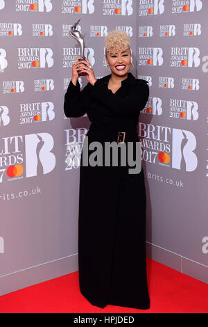 Emeli Sande mit ihren Award für Best British Female Solo Artist in den Presseraum bei den Brit Awards in der O2 Arena, London. Stockfoto