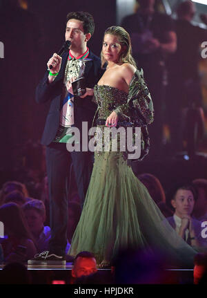 Nick Grimshaw und Rita Ora auf der Bühne bei den Brit Awards in der O2 Arena, London. Stockfoto