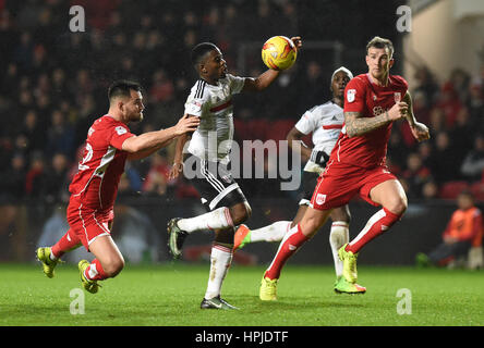 Fulhams Floyd Agassa steuert den Ball während des Spiels Himmel Bet Meisterschaft im Ashton Gate, Bristol. Stockfoto