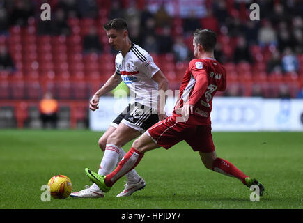 Bristol City Joe Bryan (rechts) und Fulhams Tom Cairney Kampf um den Ball während der Himmel Bet Championship match bei Ashton Gate, Bristol. Stockfoto