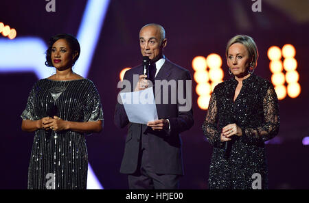 Helen Pepsi DeMacque, Andrew Ridgeley und Shirley Holliman geben eine Hommage an George Michael bei den Brit Awards in der O2 Arena, London auf der Bühne. Stockfoto