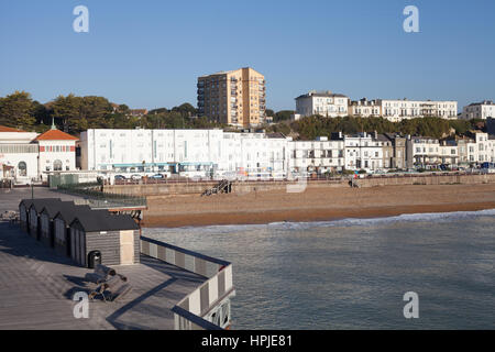 Das White Rock Theatre und das Hotel gesehen, aus dem Deck, Pier von Hastings, East Sussex, UK Stockfoto