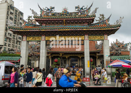 Eine Menge Leute in das reich verzierte Haupttor der Mengjia Longshan Tempel in Taipei, Taiwan. Stockfoto