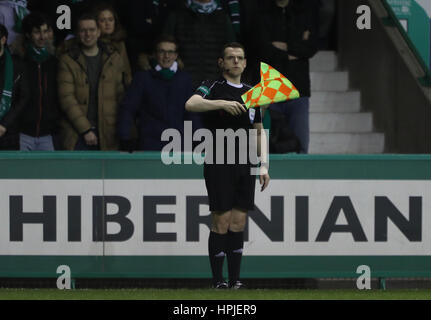 Linienrichter Douglas Ross, der auch eine konservative MSP während des Scottish Cup, fünfte Runde Replay an der Easter Road, Edinburgh. Stockfoto