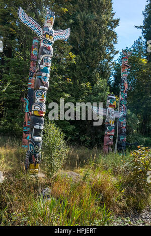 Bunte Totempfähle im Stanley Park, Vancouver British Columbia. Stockfoto