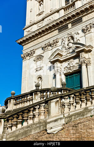 Nahaufnahme der Fassade der Kirche der Heiligen Dominikus und Sixtus (Chiesa dei Santi Domenico e Sisto). Treppen Balustrade.Rom, Italien, Europa, EU. Stockfoto