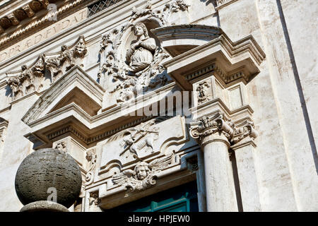 Nahaufnahme der barocken Travertin Fassade der Kirche des Heiligen Dominikus und Sixtus (Chiesa dei Santi Domenico e Sisto). Haupteingang. Rom, Italien Stockfoto