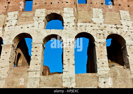 Nahaufnahme von der Außenseite des Römischen Kolosseum (auch als Flavischen Amphitheater) Colosseo bekannt. UNESCO-Weltkulturerbe. Rom, Latium, Italien, Europa Stockfoto