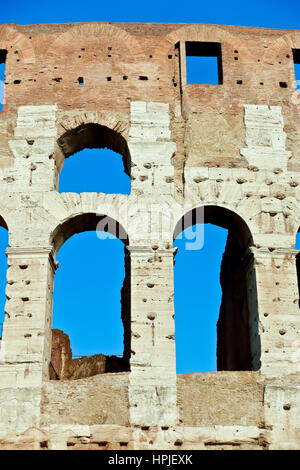 Nahaufnahme von der Außenseite des Römischen Kolosseum (auch als Flavischen Amphitheater bekannt). UNESCO-Weltkulturerbe. Colosseo. Rom, Latium, Italien, Europa Stockfoto