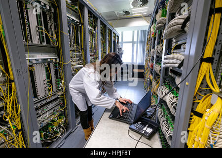 Ingenieurin auf dem Laptop zur Festsetzung einiger Probleme in einem Serverraum Stockfoto