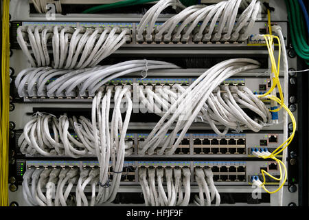 Detail des Kabelmanagements auf Server Datenraum Zentrum Stockfoto