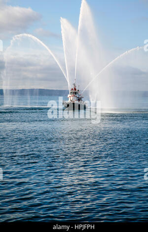 Ein high-Speed-Feuer retten Boot Pumpen Wasser Spalten im Meer Stockfoto