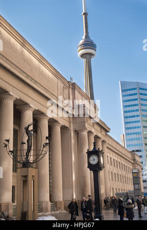 Union Station und dem CN Tower mit dem Francesco Perilli Skulptur Symbol des Multikulturalismus auf der Front Street in Toronto, Ontario, Kanada Stockfoto