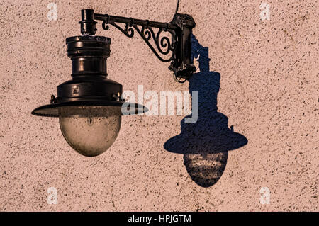 Lampe und Schatten auf der Seite Meall House, neben der Skye Versammlungshalle, Portree, Isle Of Skye, Schottland Stockfoto