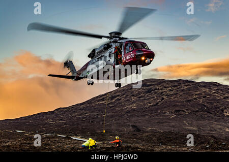 Küstenwache Hubschrauber, schwebt in der Luft, auf Übung auf Sligachan, Isle Of Skye, Schottland. Stockfoto