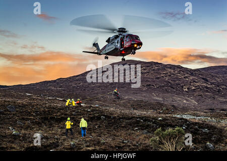 Küstenwache Hubschrauber, schwebt in der Luft, auf Übung auf Sligachan, Isle Of Skye, Schottland. Stockfoto