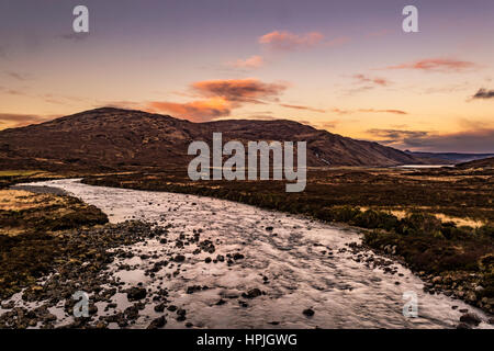 Das Loch mit den Sonnenuntergang während des Winters von New Brücke bei Sligachan, Isle Of Skye, Schottland, Blickrichtung. Stockfoto