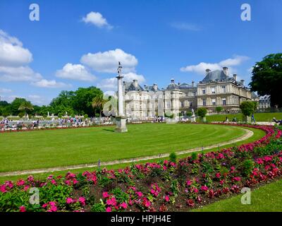 Blick auf die Südfassade des Palais de Luxembourg, an einem faulen Samstag in Luxembourg, Paris, Frankreich. Stockfoto