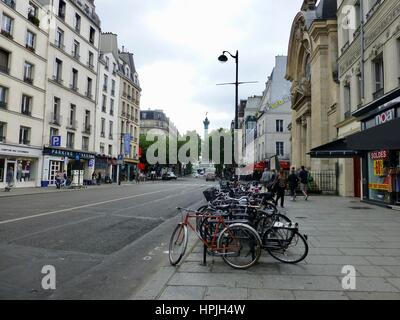 Rue Saint-Antoine, Blick nach Osten, an einem ruhigen Sonntagmorgen im Sommer Fußgänger, aber sehr wenig Verkehr. Stockfoto