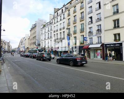 Shopper Besorgungen an einem Sonntagmorgen am Rande des Marais. Rue Saint-Antoine, Paris, Frankreich. Stockfoto