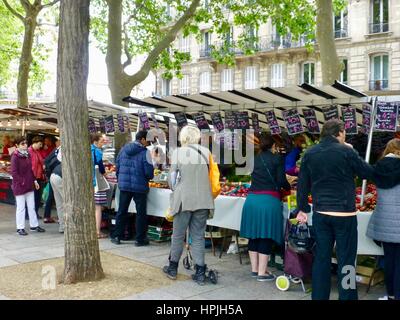 Parisiens shopping für Obst auf dem Markt der Bastille am Boulevard Richard Lenoir, Paris, Frankreich. Stockfoto