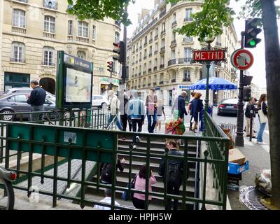 U-Bahn-Haltestelle La Muette, wenn Menschen ein- und aussteigen, mit Straßenkreuzung im Hintergrund. Avenue Mozart im 16. Bezirk, Paris, Frankreich. Stockfoto