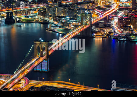 Luftaufnahme der Brooklyn Bridge bei Nacht in New York City Stockfoto